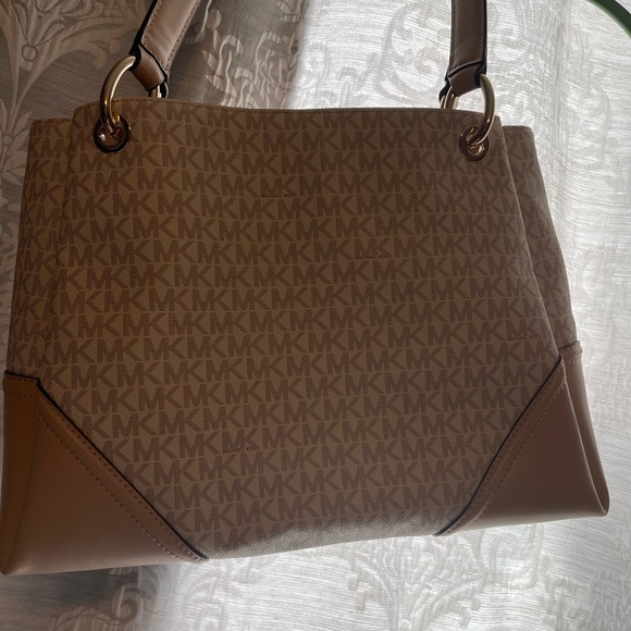 New authentic Michael Kors hand bag - Picture 2 of 4